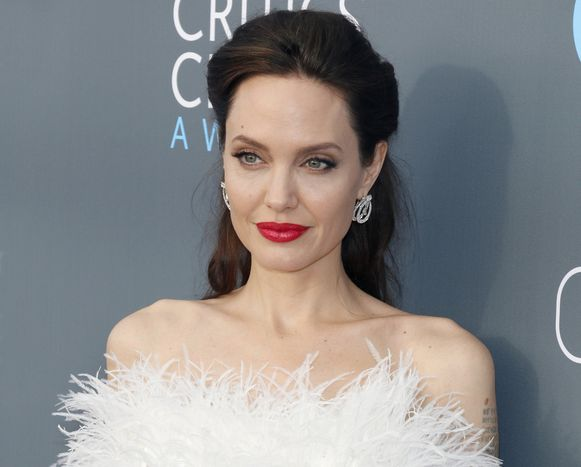 Trendalert: gaan we binnenkort allemaal voor een nieuwe kaaklijn à la Angelina Jolie? - DR KARAVANI